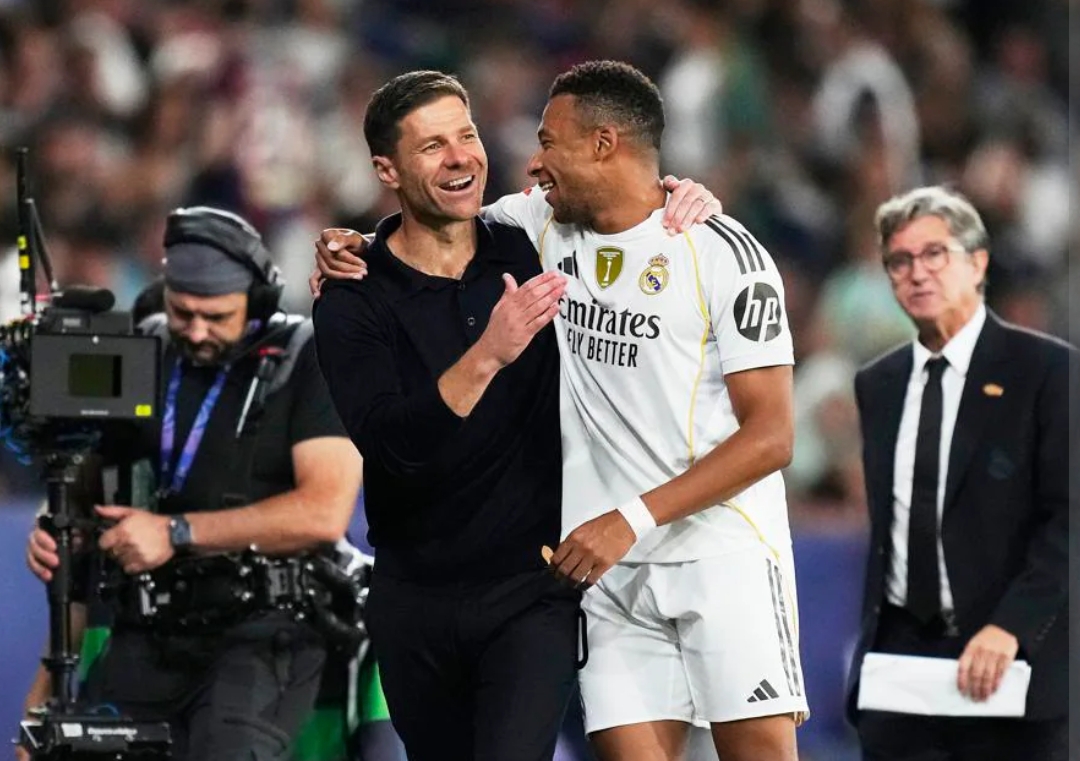 Keakraban Pelatih Real Madrid Xabi Alonso dan Kylian Mbapp&eacute; dalam suatu pertandingan belum lama ini. (Foto: UEFA.com)