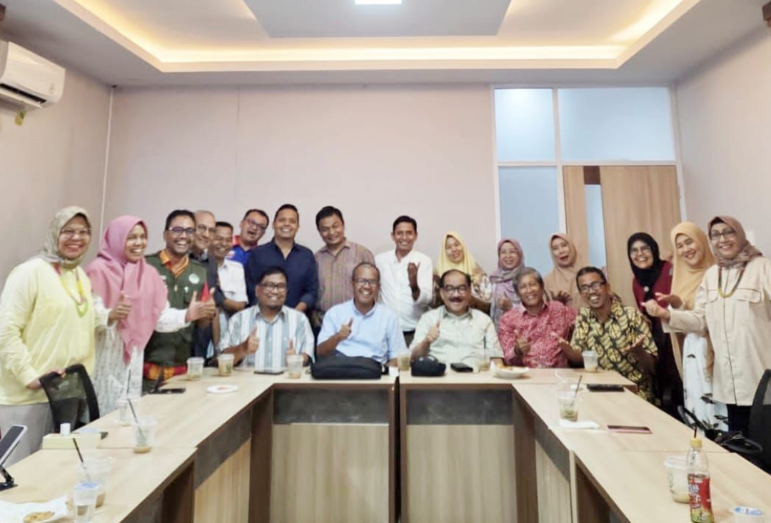 Panitia Kongres VII IKA Unand berfoto bersama usai rapat koordinasi di Padang, Selasa (22/10/2025).(Foto: IST)