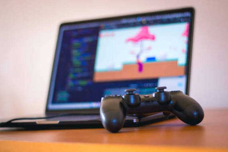 AI generatif mengubah industri game global, menghadirkan dunia dinamis, interaktif, dan efisien melalui otomatisasi konten, desain, dan interaksi pemain. (foto: Unsplash)