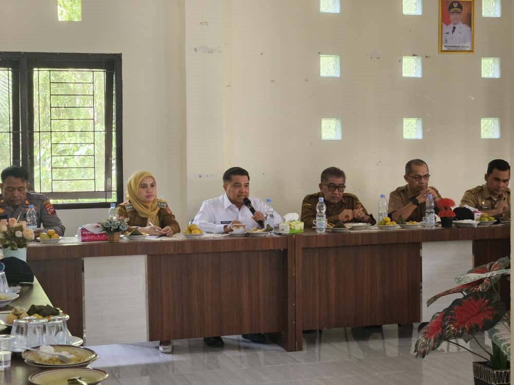 BERI ARAHAN: Bupati Agam Benni Warlis mengingatkan setiap mitra dapur makan bergizi gratis (MBG) di Agam harus memiliki dokumen izin yang lengkap saat rakor bersama unsur pemerintahan di Ampeknagari.