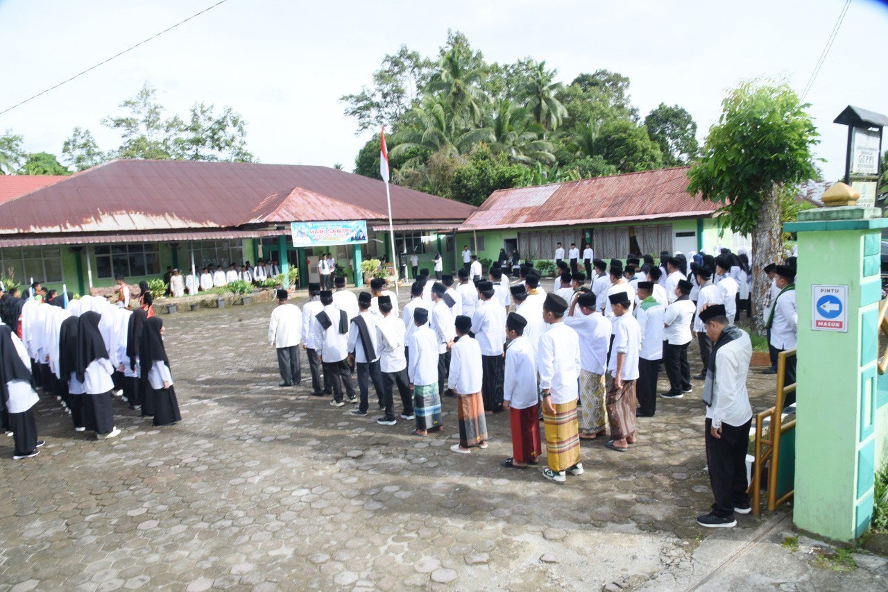 Wakil Wali Kota Pariaman Mulyadi ajak santri jadi pelaku sejarah baru saat Apel Hari Santri Nasional 2025 di Kantor Kemenag Pariaman.