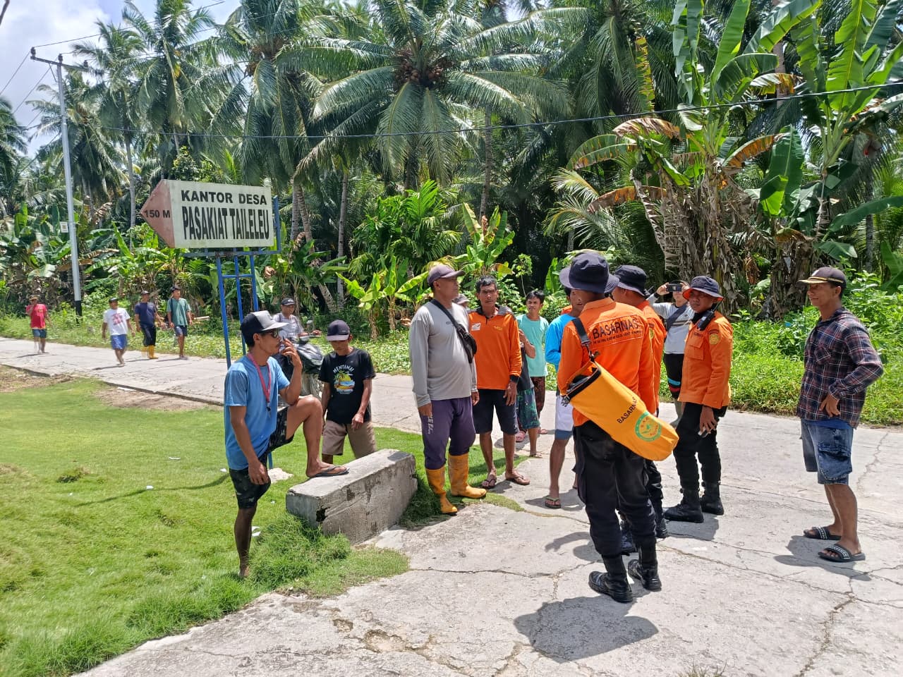 Basarnas Mentawai meluncurkan operasi SAR untuk mencari Gabui Sarereakek (73), pria lanjut usia yang hilang di hutan Taileleu, Siberut Barat Daya, Kabupaten Kepulauan Mentawai, Rabu (22/10/2025).