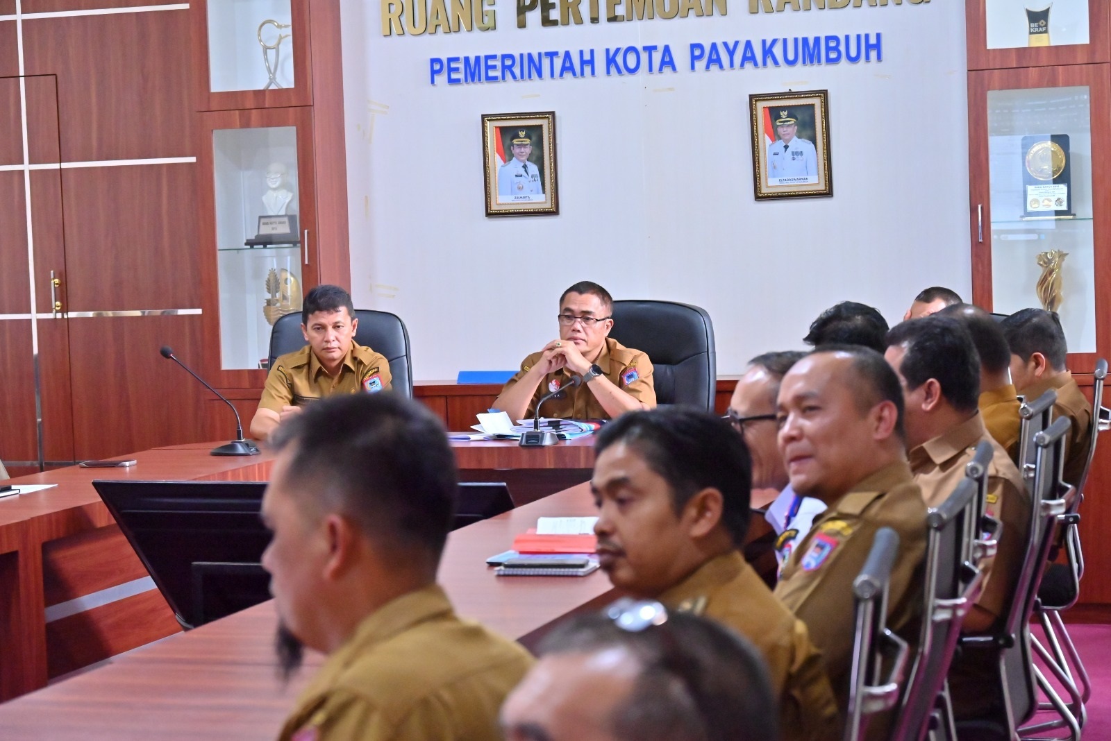 GERAK CEPAT: Rapat membahas percepatan pemulihan dan pembangunan Blok Barat, di Balai Kota Payakumbuh, Senin (20/10) berlangsung serius.