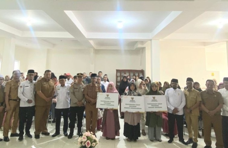 DIDISTRIBUSIKAN: Kegiatan pendistribusian Zakat di Aula Baznas Bukittinggi, Senin (20/10).