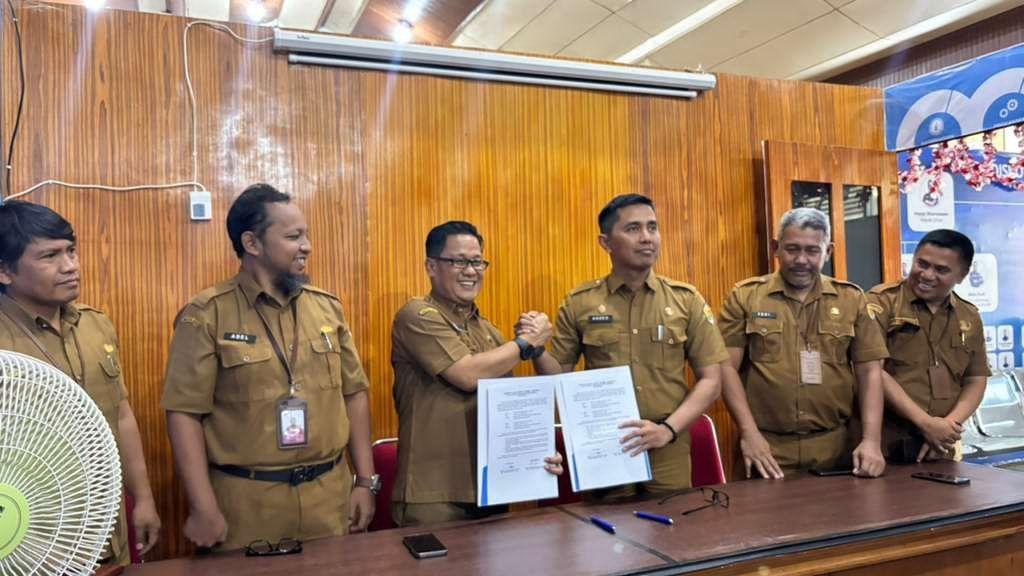 DISERAHKAN: Serah terima Jabatan Kepala Diskominfo Kota Solok sebelumnya dari Heppy Dharmawan kepada Nurzal Gustim.