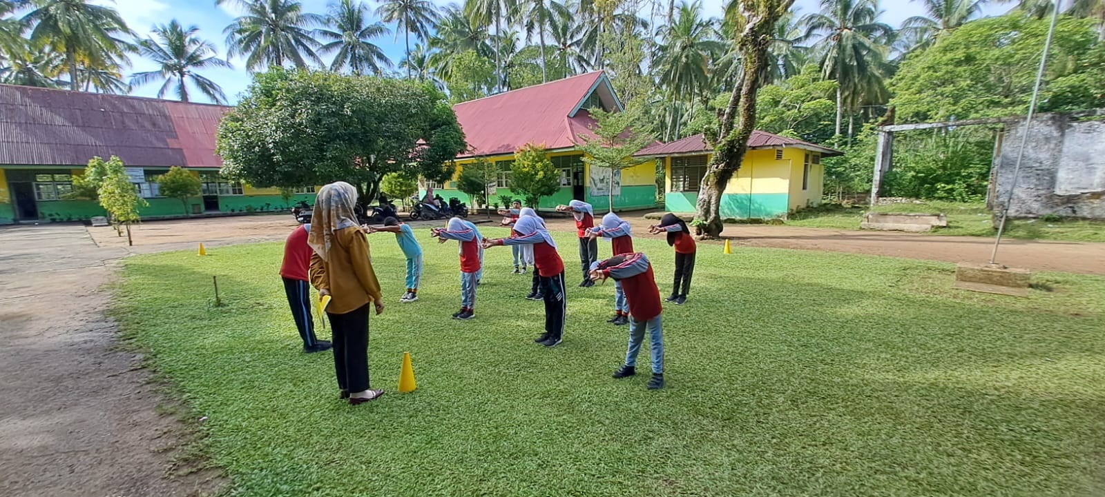 POLA SEHAT: Siswa SDN 30 Koto Baru Rawang, Kecamatan Ranah Pesisir, Kabupaten Pesisir Selatan, mengikuti tes kebugaran jasmani yang digelar oleh Puskesmas Balai Selasa, Senin (20/10).