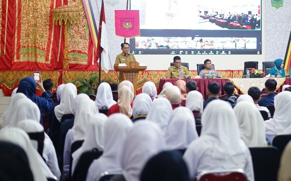 ARAHAH: Bupati Padangpariaman, John Kenedy Azis, saat memberikan sambutan dalam Seminar Motivasi Remaja di Hall Kantor Bupati, Selasa (21/10).