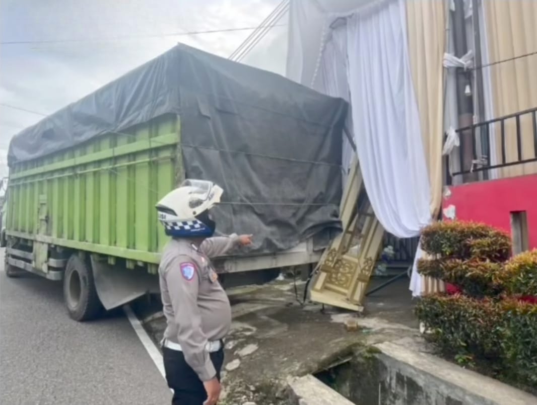 Truk Hino gagal menanjak di jalur Padang Panjang&ndash;Bukittinggi hingga mundur dan menabrak dua rumah warga.