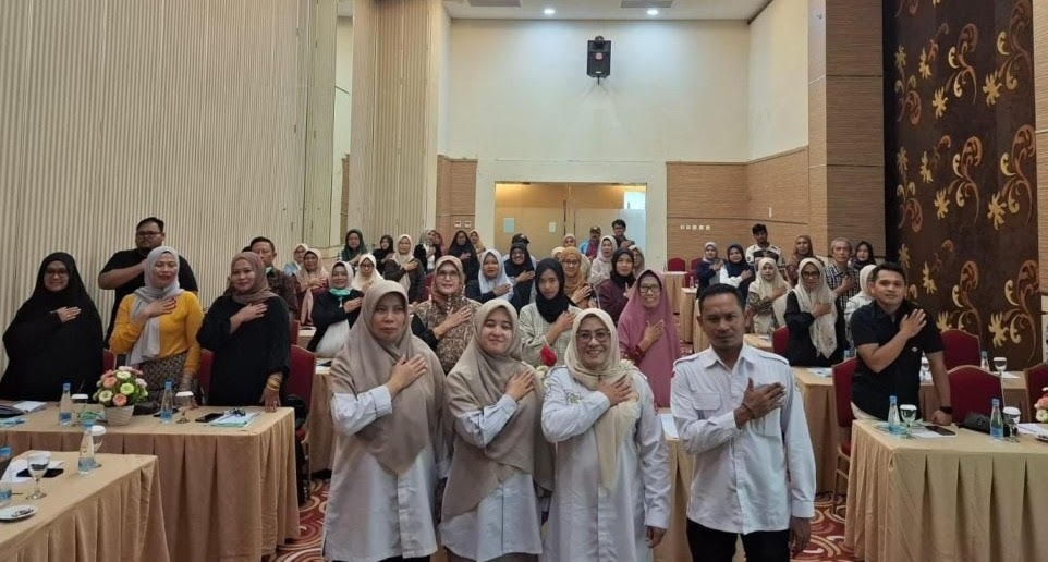 SERIUS: Peserta mengikuti kegiatan Bimbingan Teknis Penyuluhan Keamanan Pangan bagi pelaku usaha Industri Rumah Tangga Pangan (IRTP) di Hotel Grand Royal Denai, Bukittinggi, Rabu (22/10).