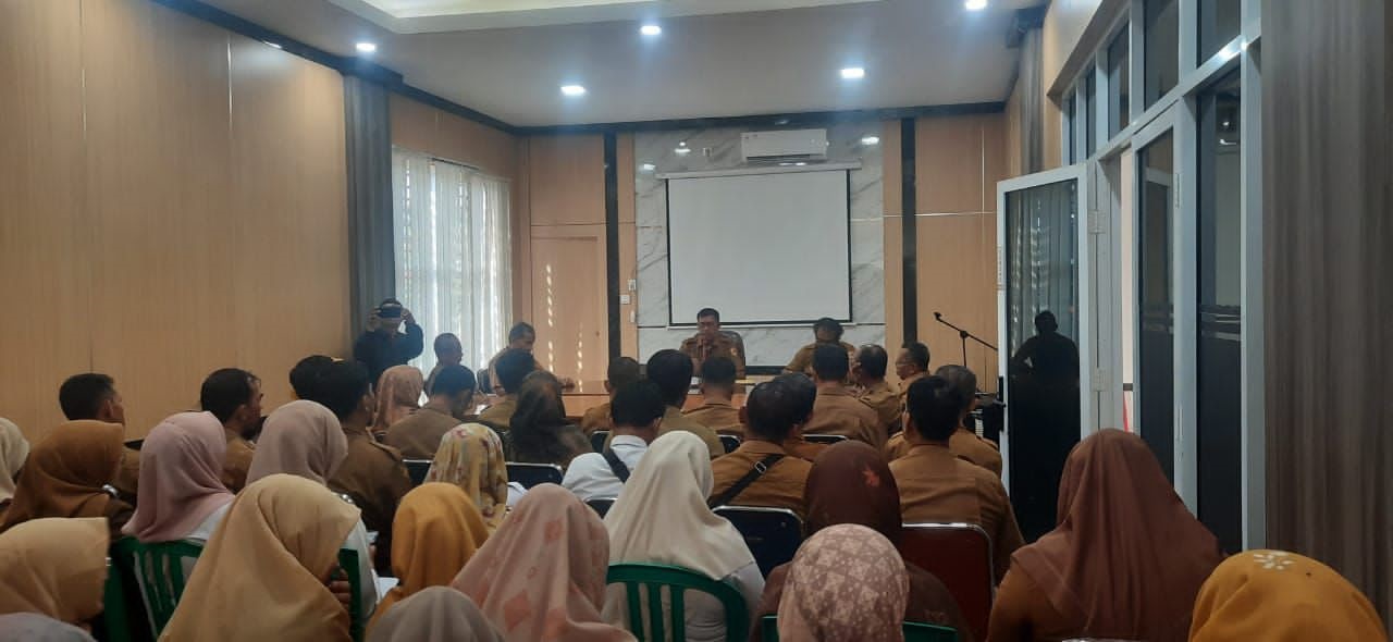 LAYANAN TERINTEGRASI: Rapat koordinasi perdana Dinas Perkim LH Kota Solok digelar di Aula Gedung Perkim LH, Selasa (21/10).