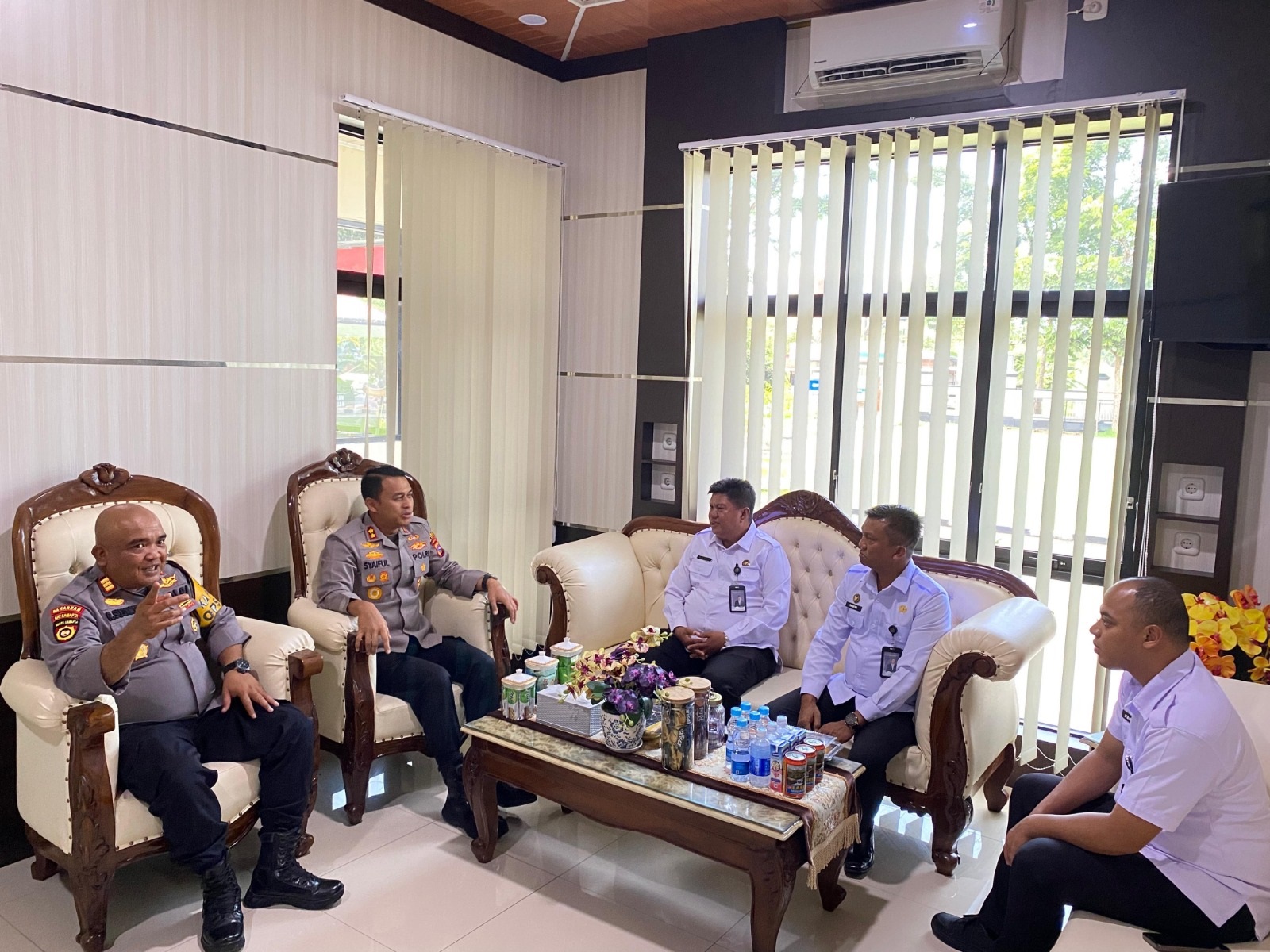 SINERGI: Kalapas Kelas IIB Tanjung Pati, Elfiandibersilaturahmi dengan Kapolres Limapuluh Kota, AKBP Ricky Ricardo dalam kunjungan kerja membahas penguatan sinergi antar Aparat Penegak Hukum.