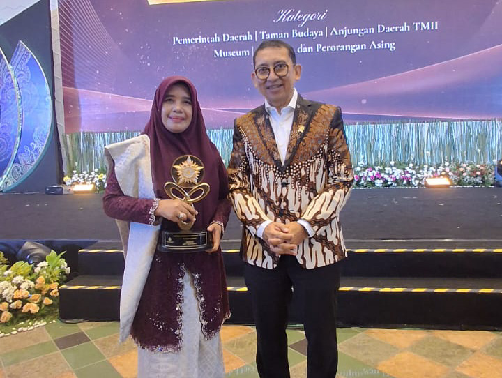 Kepala Museum Adityawarman, Dr. Tuti Alawiyah, SE, S.Pd.I, MA bersama Menteri Kebudayaan, Fadli Zon saat menerima penghargaan AKI 2025 di Jakarta, Selasa (21/10/2025)