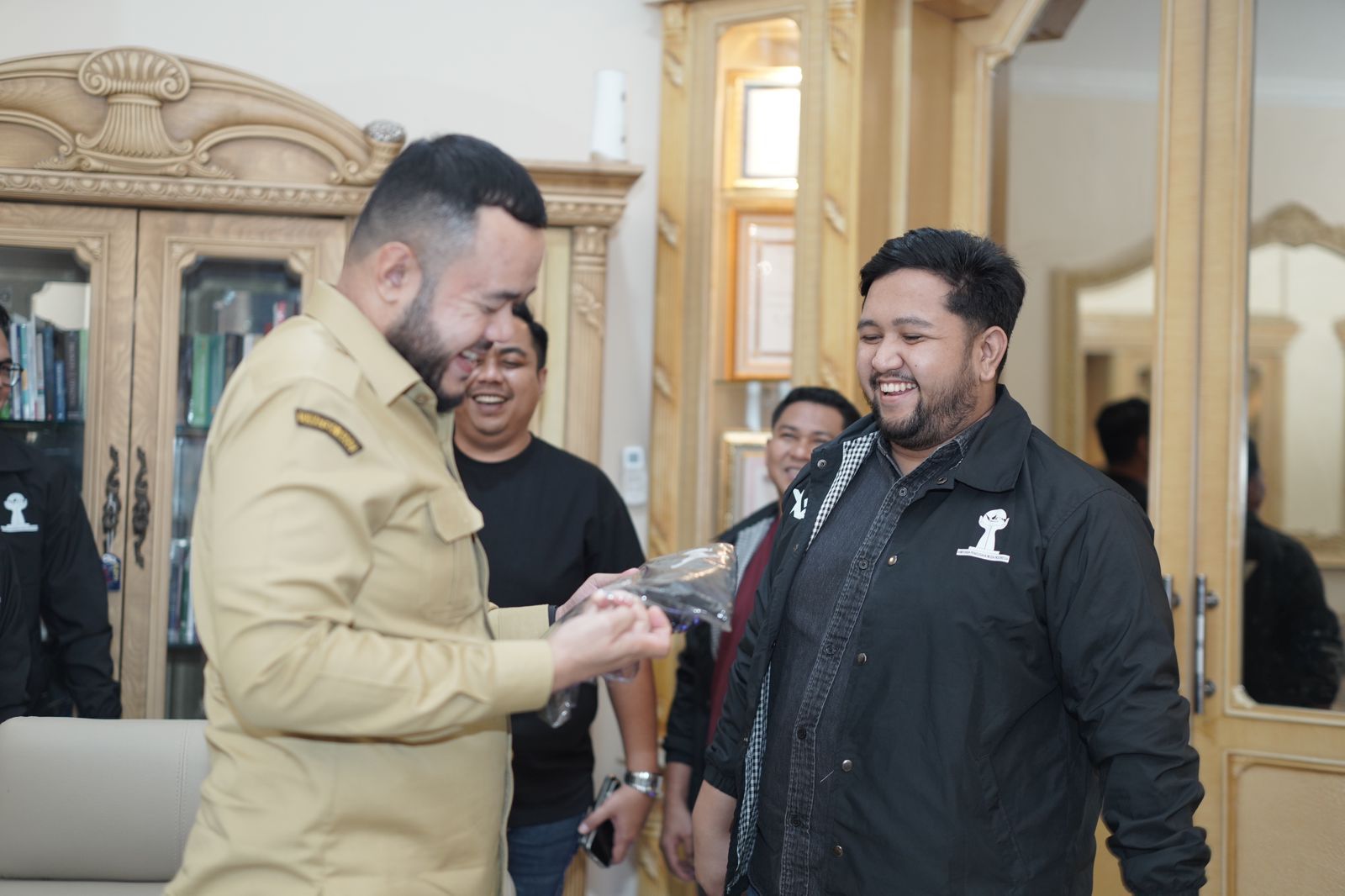 Suasana hangat dan penuh semangat tampak dalam pertemuan antara Calon Ketua Umum HIPMI Padang, Wendoky Putra Basko bersama jajaran pengurus dengan Wali Kota Padang, Fadly Amran.