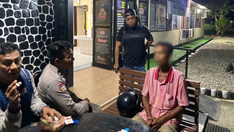 BEJAT: Pelaku dugaan pencabulan terhadap anak sendiri saat diamankan di Polres Padangpariaman.
