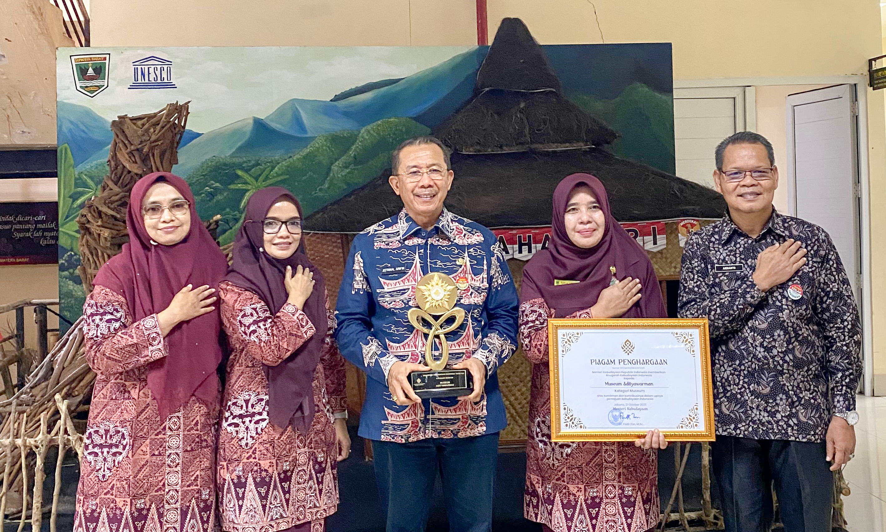 Kepala Museum Adityawarman, Dr. Tuti Alawiyah, SE, S.Pd.I, MA berfoto bersama dengan Kepala Dinas Kebudayaan Provinsi Sumatera Barat Dr. Jefrinal Arifin, S.H., M.Si, Kamis (23/10/2025).