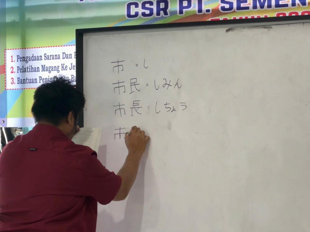 Instruktur LPK Kamisato Gakuin Center, Yukeisya, memberikan Pelajaran Bahasa Jepang meliputi bahasa kerja, kesopanan, komunikasi profesional, serta budaya disiplin khas Jepang.