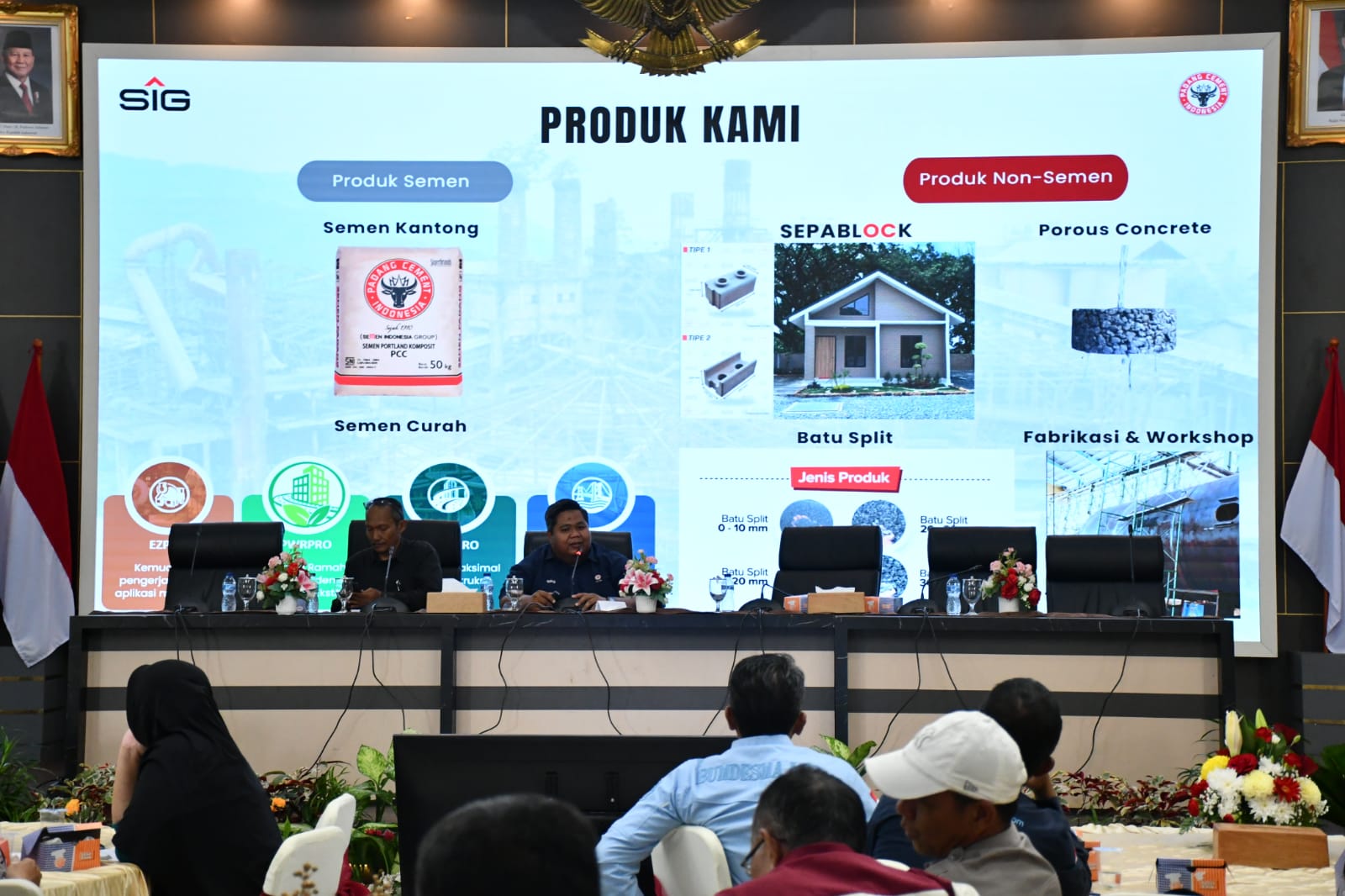 PT Semen Padang memperkenalkan inovasi bata interlock ramah lingkungan SEPABLOCK dalam Rakor BUMDESMA Sumbar, solusi efisien, presisi, dan tahan gempa.