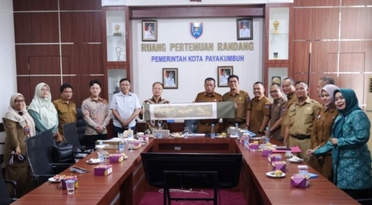 MOMEN PENTING: Wakil Wali Kota Payakumbuh, Elzadaswarman, menyambut kunjungan Konsul Jenderal Republik Rakyat Tiongkok, Huang He, di Aula Randang Balai Kota Payakumbuh, Selasa (21/10).