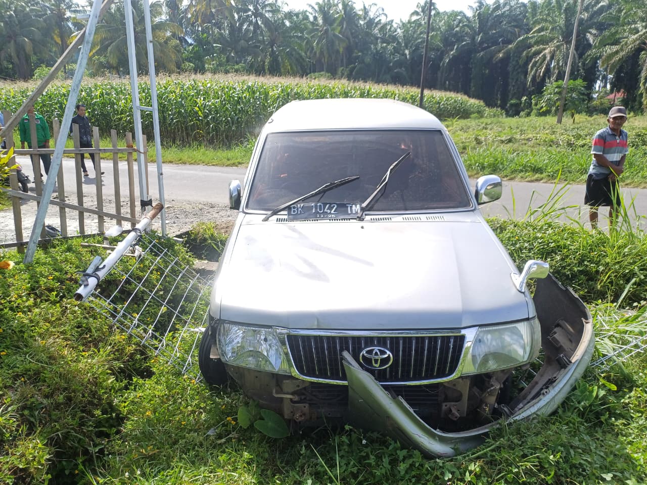 Kecelakaan mobil dan motor terjadi di Pasaman Barat, Kamis (23/10/2025) pagi.