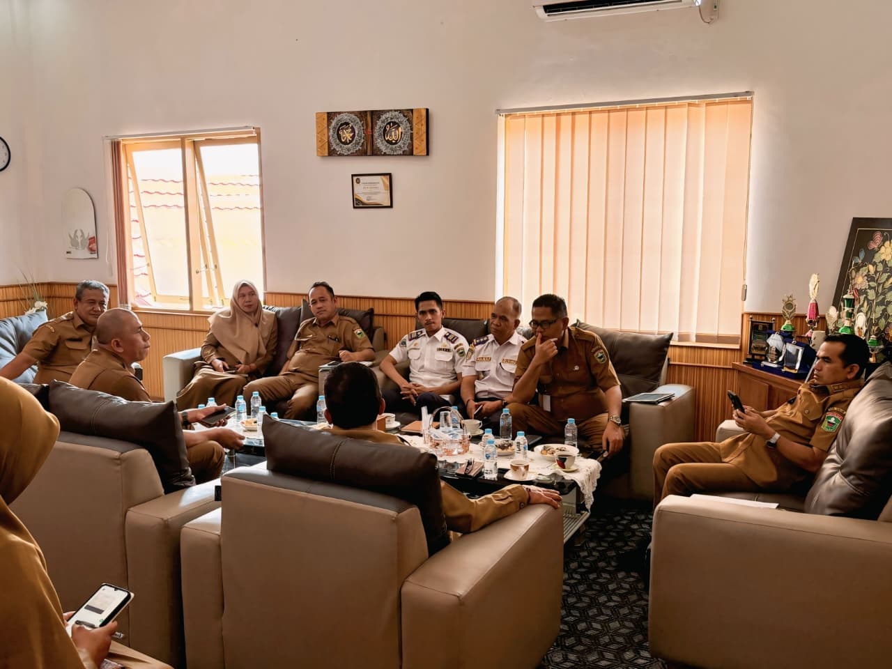 DITARGET: Wakil Bupati Solok, Candra saat membahas pembangunan lahan parkir RSUD Arosuka Selasa (21/10), didampingi sejumlah pejabat dari OPD terkait.