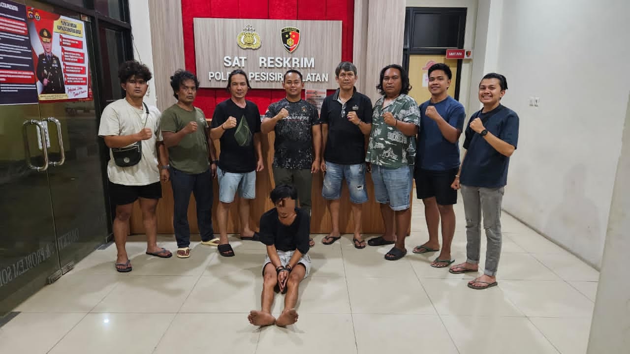 Pelaku setelah diamankan di Mapolres Pessel. (dok Humas Polres)