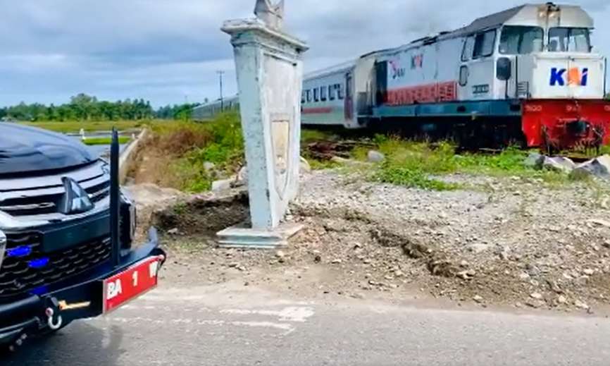 Puluhan petugas jaga perlintasan sebidang di Pariaman mendapat pembekalan keselamatan dan prosedur tugas dari Balai Teknik Perkeretaapian Padang. Salah satu perlintasan kereta api di Kota Pariaman.