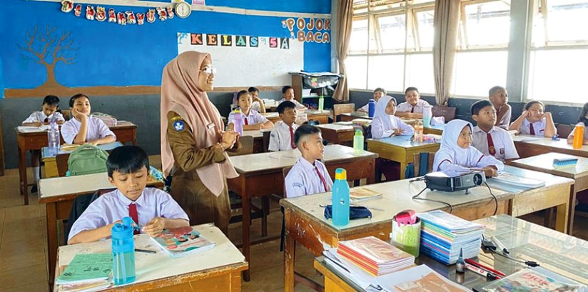 SERIUS: Para murid SD Pius Payakumbuh ketika mengikuti proses belajar mengajar di dalam kelas.