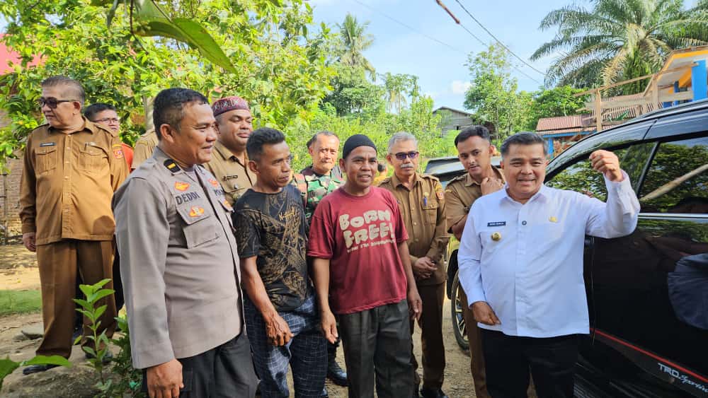 WILAYAH PELOSOK: Bupati Agam Benni Warlis bersama sejumlah pejabat perangkat daerah turun langsung meninjau akses jalan rusak, sekaligus bertakziah ke rumah duka almarhum Bahrun, di Kayupasak Timur.