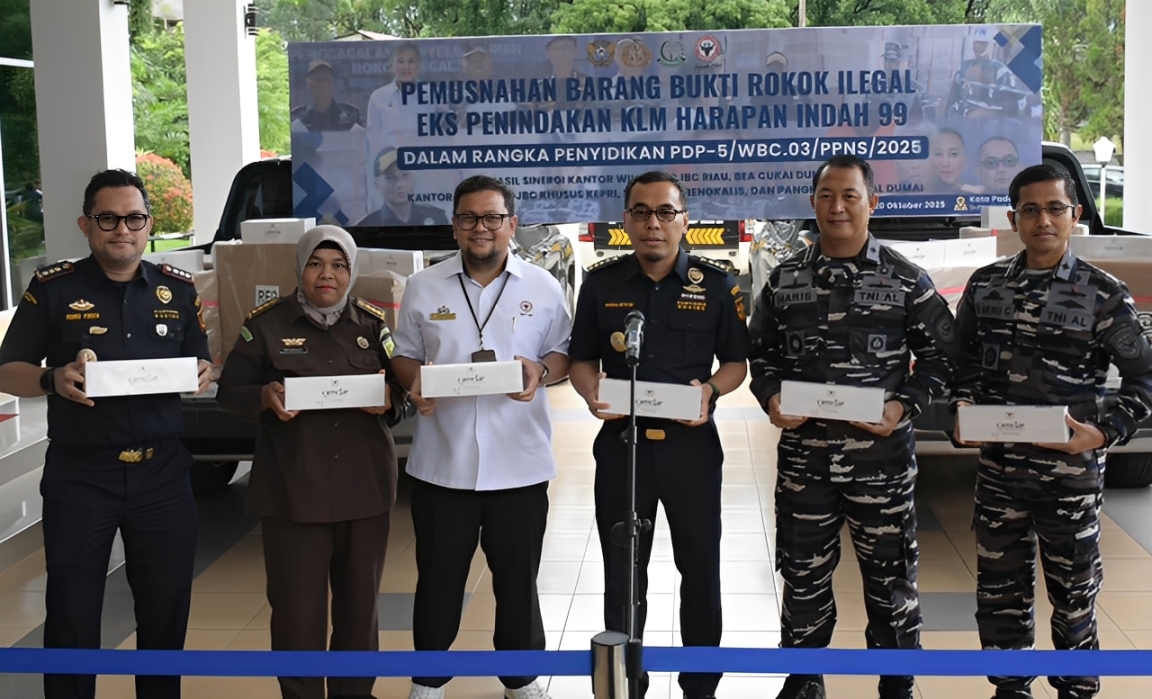 Bea Cukai Riau musnahkan 25,6 juta batang rokok ilegal asal Thailand senilai Rp12,8 miliar di PT Semen Padang untuk lindungi masyarakat dan negara.
