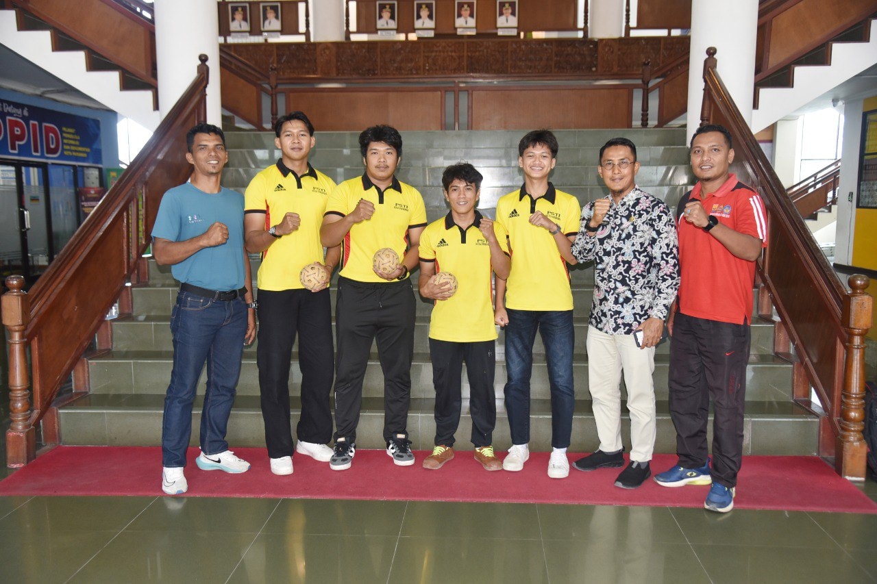 Kontingen atlet sepak takraw Kota Pariaman yang akan bertanding pada Kejuaraan Provinsi (Kejurprov) Sumatera Barat 2025 di GOR Sibinuang Sakti, Kabupaten Sijunjung, 23&ndash;26 Oktober 2025.