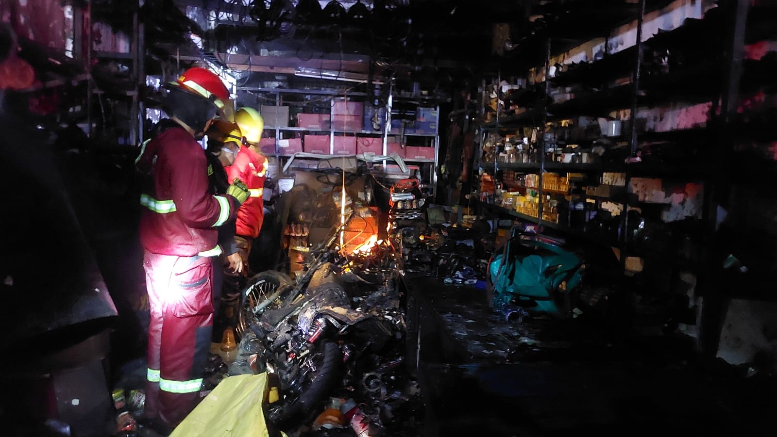 Kebakaran ruko oli dan suku cadang di Belakang Lintas, RT 003/RW 004, Kelurahan Olo, Kecamatan Padang Barat, Jumat (24/10/2025) dinihari.