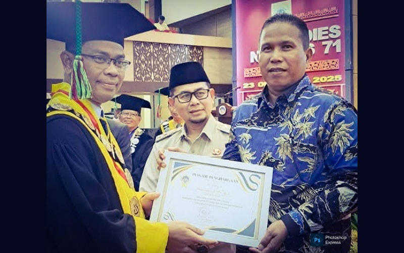 Rektor Krismadinata serahkan penghargaan Mitra Strategis UNP kepada Wakil Wali Kota Pariaman Mulyadi, dalam Dies Natalis ke-71 UNP, Kamis (23/10/2025).