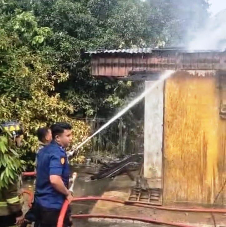 BERJIBAKU: Petugas Damkar Limapuluh Kota dan Payakumbuh berjibaku memadamkan api yang melahap rumah milik Okrisnateti (55) di Jorong Gando, Nagari Piobang, Kamis (23/ 10) pagi.