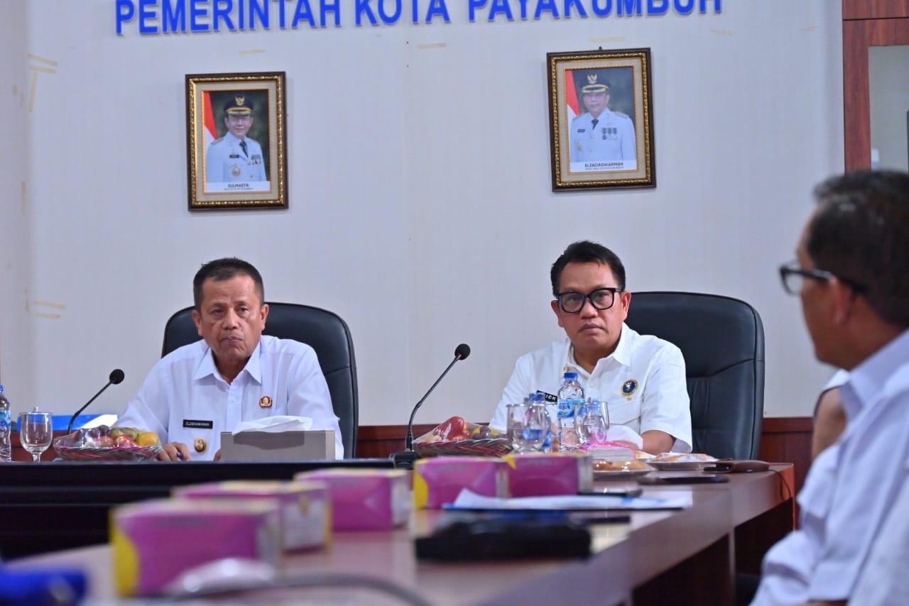 TEGAS: Kepala BNN Sumbar Brigjen Pol Riki Yanuarfi bersama Wakil Wali Kota Payakumbuh Elzadaswarman saat kunjungan kerja di Balai Kota Payakumbuh.