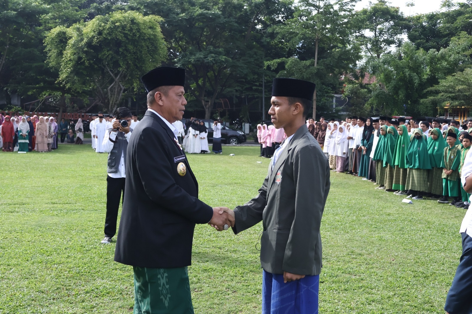 MOMENTUM: Wakil Wali Kota Payakumbuh Elzadaswarman saat peringatan Hari Santri Nasional 2025 di halaman kantor wali kota, Rabu (22/10).