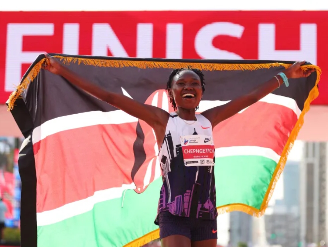 Ruth Chepngetich dari Kenya merayakan kemenangannya setelah melewati garis finis untuk memenangkan Chicago Marathon 2024 di Grant Park pada 13 Oktober 2024, AS. (Foto: Dok. AFP)