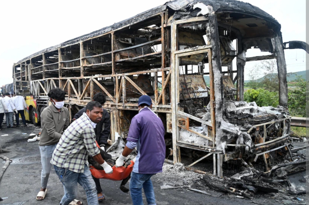 Bus penumpang hangus terbakar di Andhra Pradesh India, setelah ditabrak motor, menewaskan 25 orang dan melukai puluhan lainnya.(Foto: ABC News)