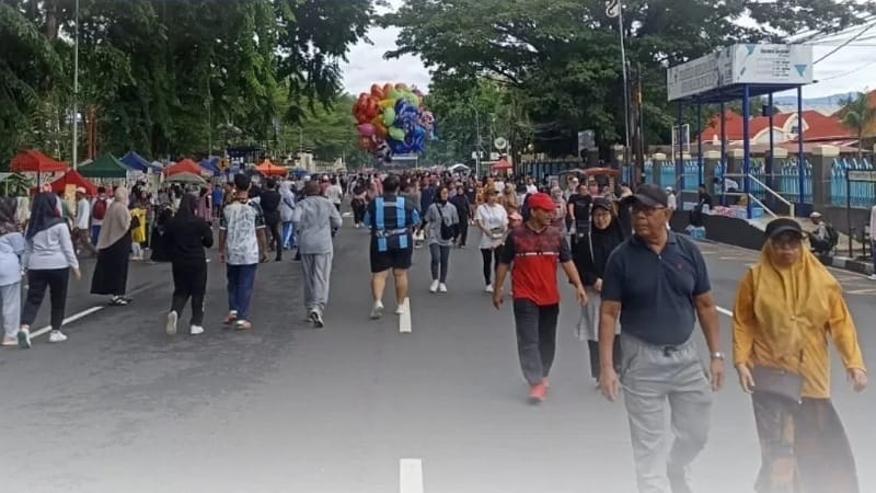 Kegiatan masyarakat saat Car Free Day (CFD) di Jalan Sudirman.