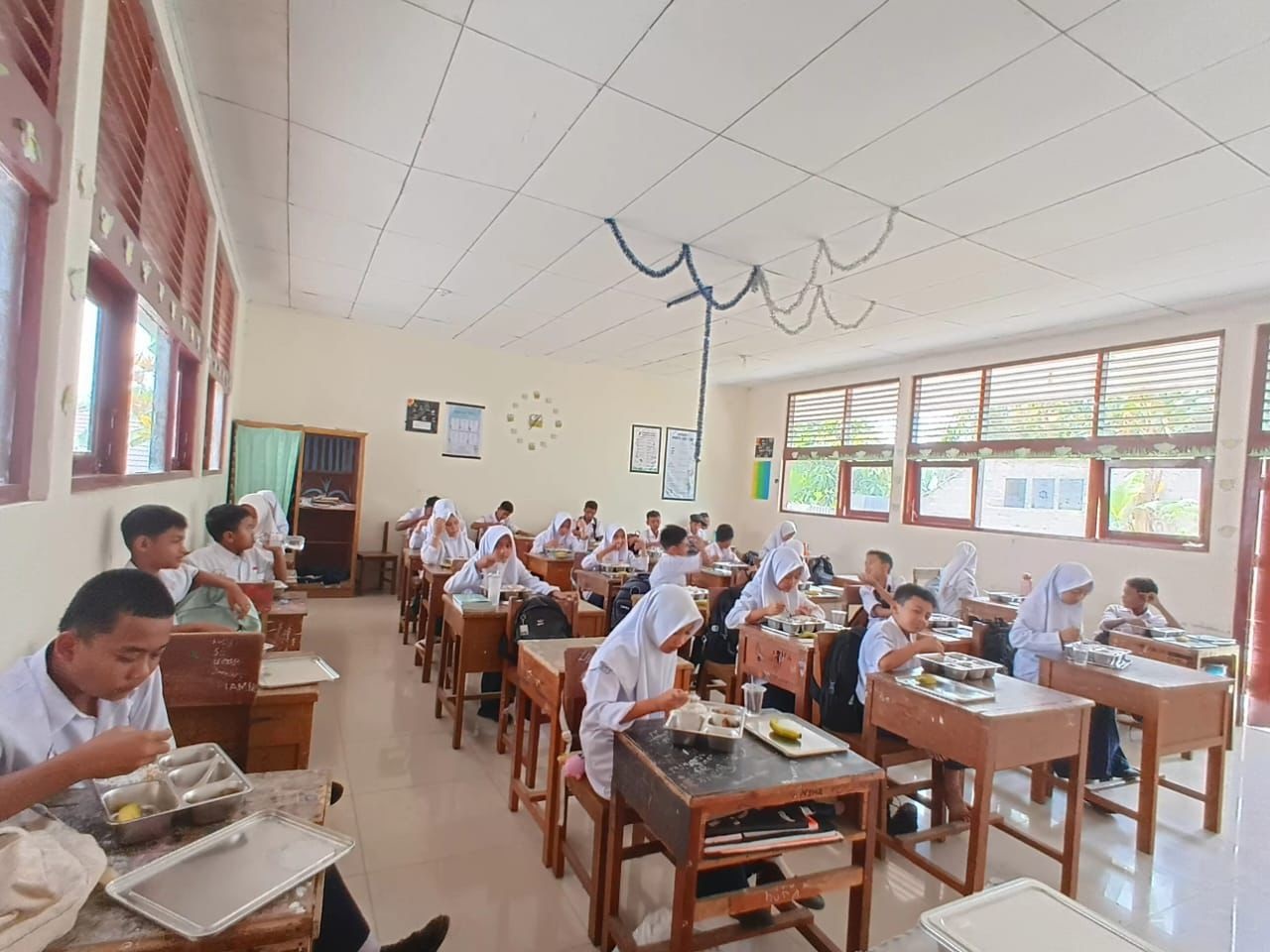 BERI MANFAAT : Siswa UPTD SMPN 3 Batusangkar ketika mendapatkan MBG di sekolah mereka.