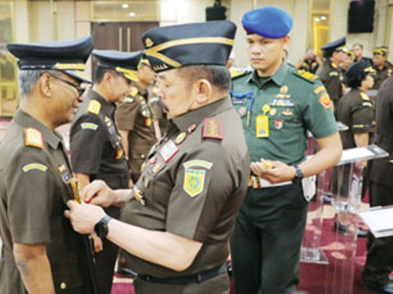 GARDA TERDEPAN: Jaksa Agung ST Burhanuddin melantik Muhibuddin (kiri) sebagai Kepala Kejaksaan Tinggi Sumatera Barat, kemarin.