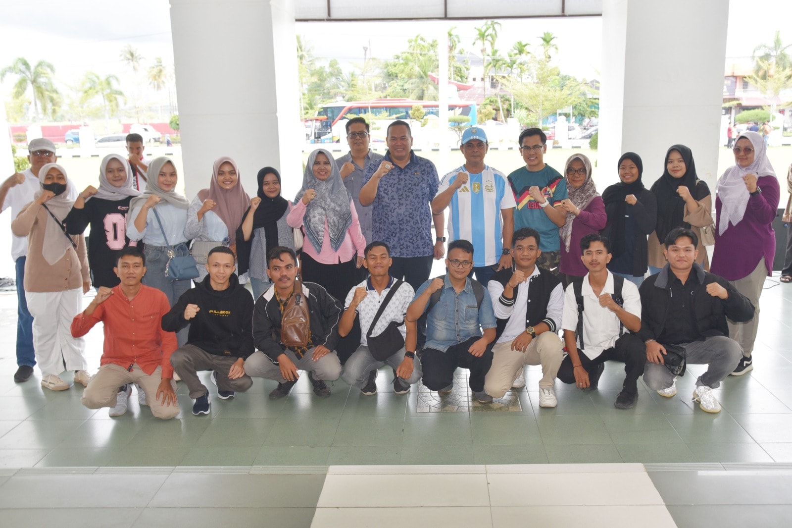Sebanyak 15 anak muda terbaik Kota Pariaman dilepas Wali Kota Pariaman, Yota Balad, untuk mengikuti program magang dan pelatihan intensif di UPT PASIM Sukabumi, Jawa Barat, Jumat (24/10/2025).