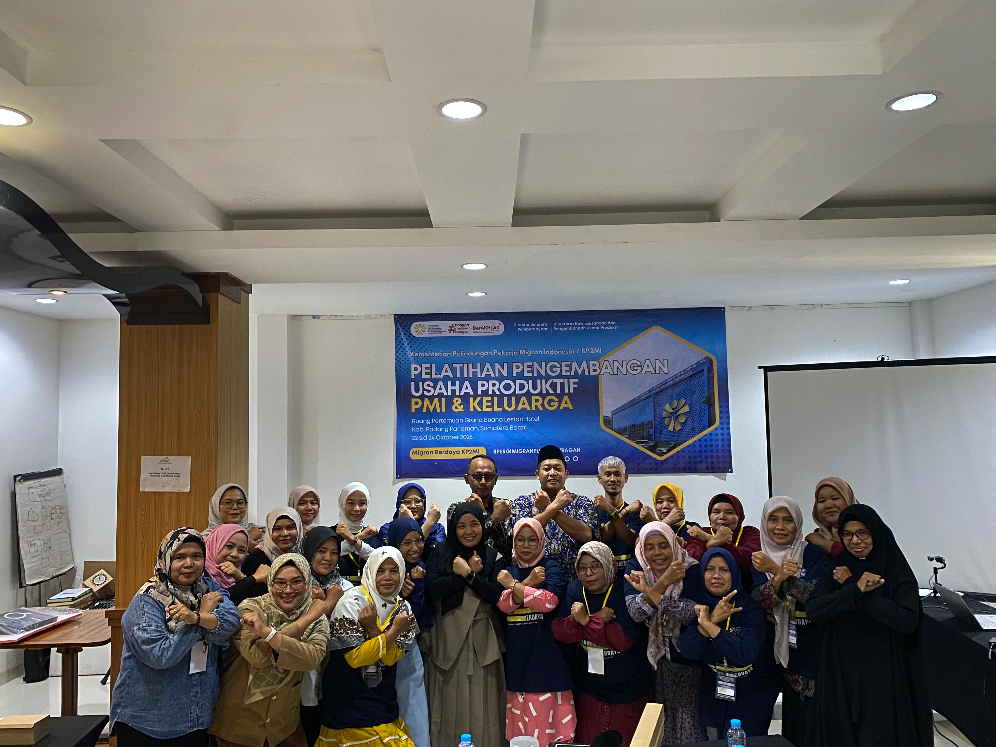 Kepala BP3MI Sumbar, Jupriyadi berfoto bersama para peserta pelatihan usai kegiatan, kemarin.