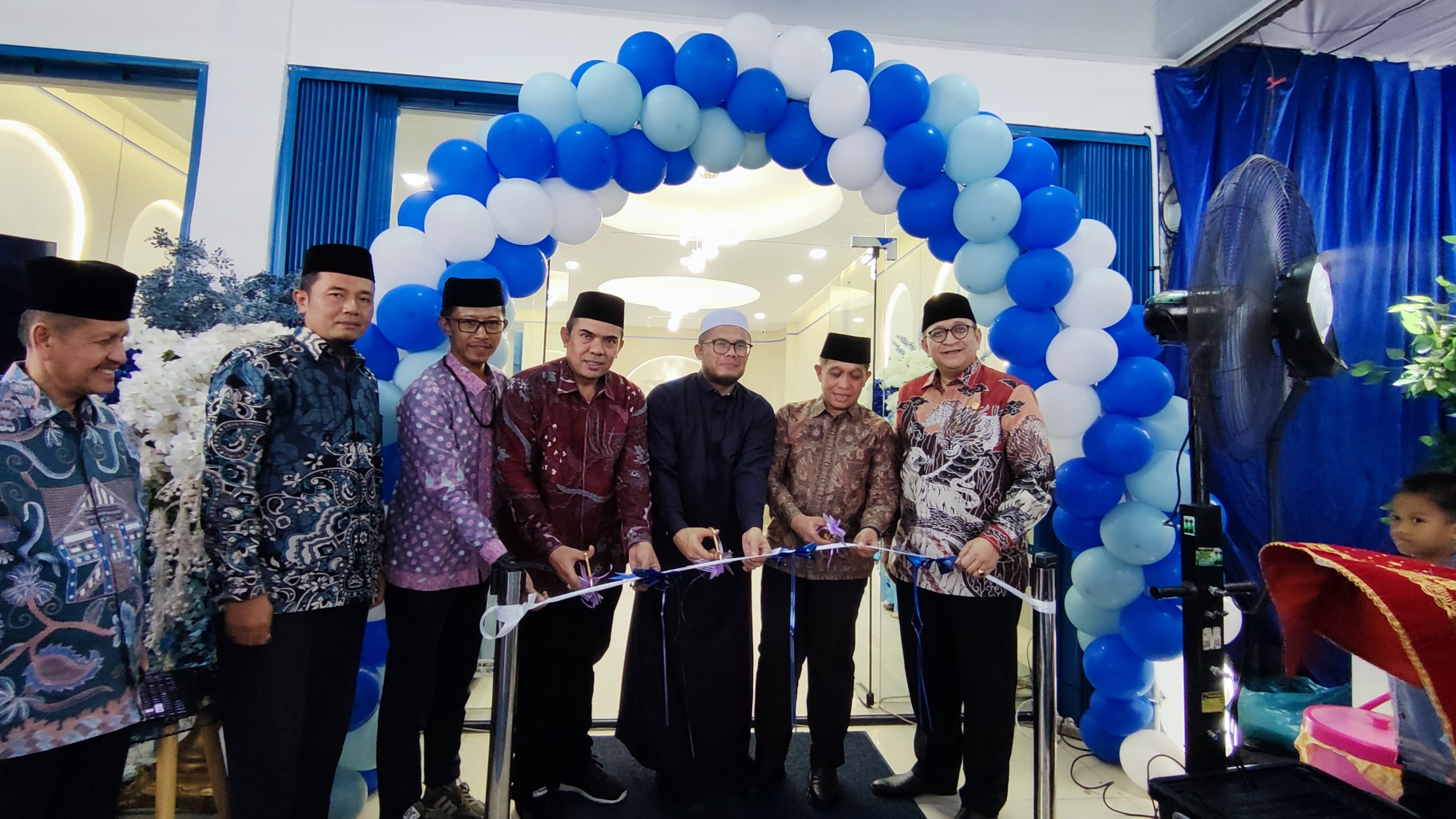 Potong pita sebagai peresmian secara simbolis kantor baru Arabia Tour & Travel di Jalan H. Agus Salim No. 22 A, Kelurahan Sawahan, Kecamatan Padang Timur, Kota Padang, Sabtu (25/10/2025).