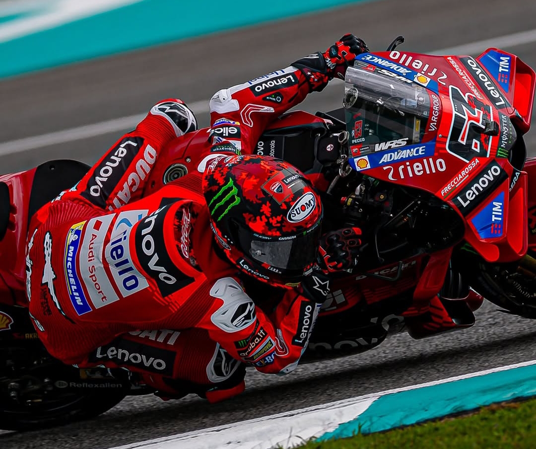Bagnaia memimpin kualifikasi MotoGP Sepang 2025 dari Q1 menggunakan satu ban soft, mencatat pole ketiga musim ini dan pole ketujuh di kelas utama. (Foto: Dok. IG @pecco63)