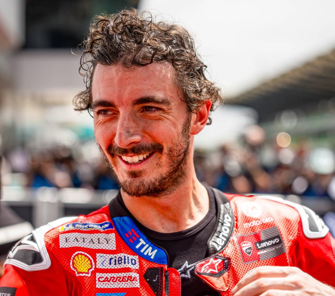 Pecco Bagnaia menang Sprint Race MotoGP Sepang Malaysia 2025, naik podium bersama Alex Marquez dan Acosta. (Foto: Instagram @pecco63)