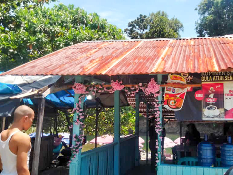 Pemandian Lubuk Minturun jadi destinasi favorit warga Padang tiap akhir pekan. Air sejuk dan ekonomi warga berdenyut di balik pesonanya. (Foto: M Fikri Alfateh/Padeks)