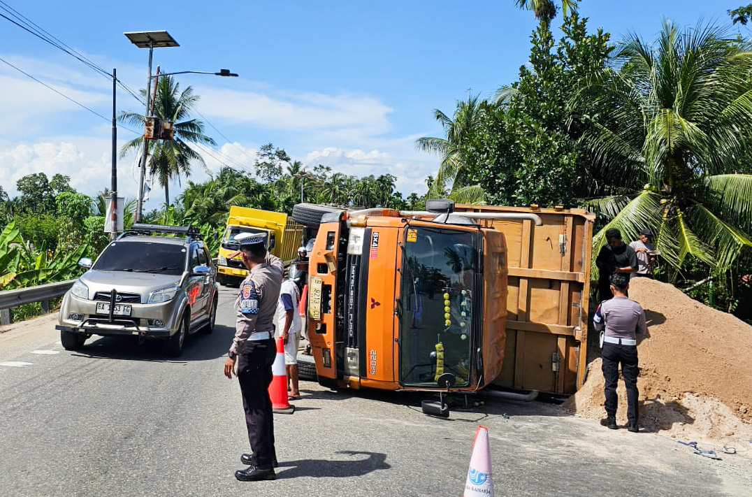 Truk angkut pasir gunung B 9213 CU mengalami kecelakaan tunggal di Jalan Umum Padang-Bukittinggi, Pasar Usang, Padangpariaman, Sabtu (25/10/2025).