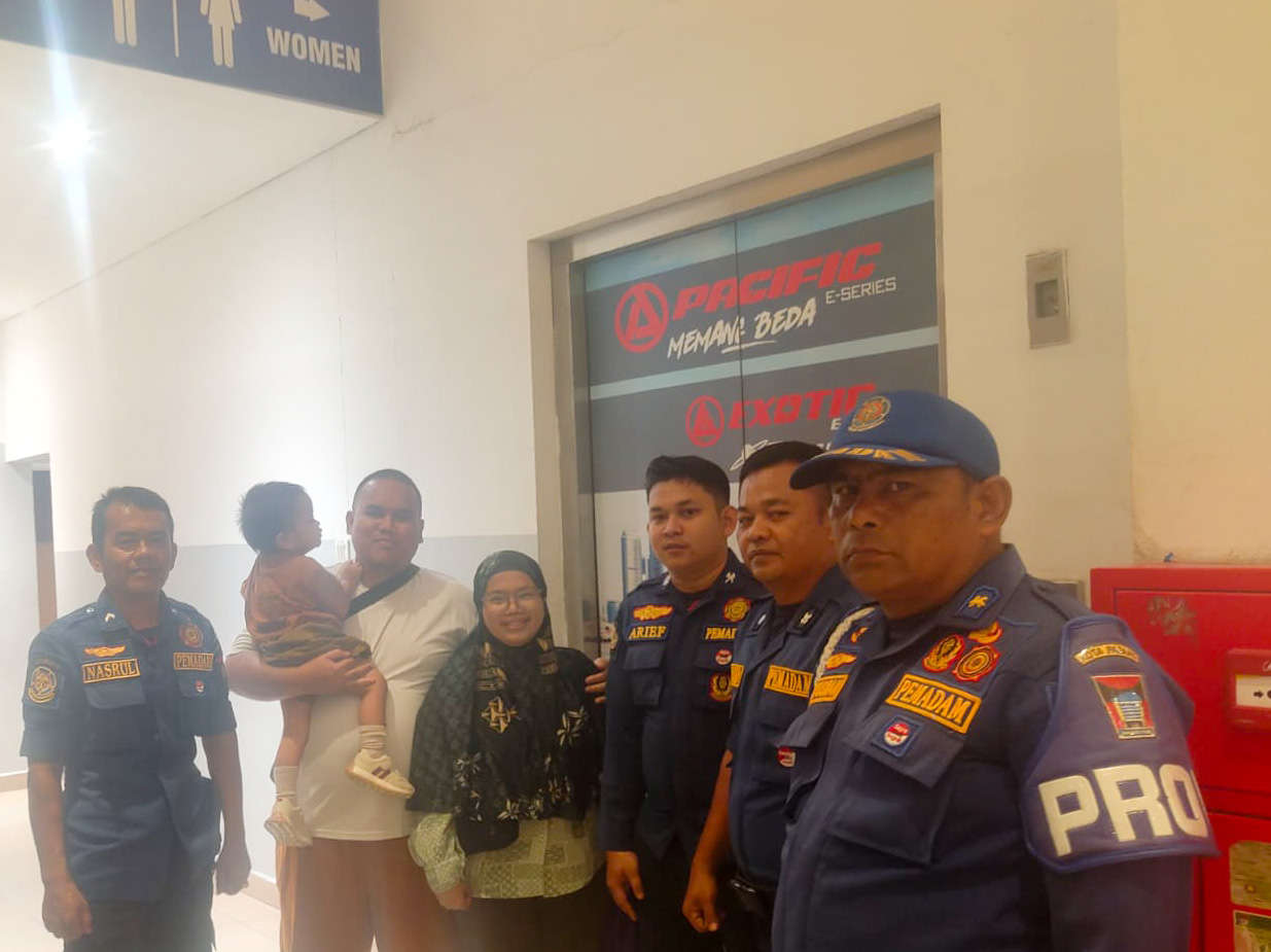 Tiga pengunjung Transmart Padang ini terjebak lift Sabtu sore. Damkar Kota Padang berhasil evakuasi seluruh korban kurang dari 20 menit.