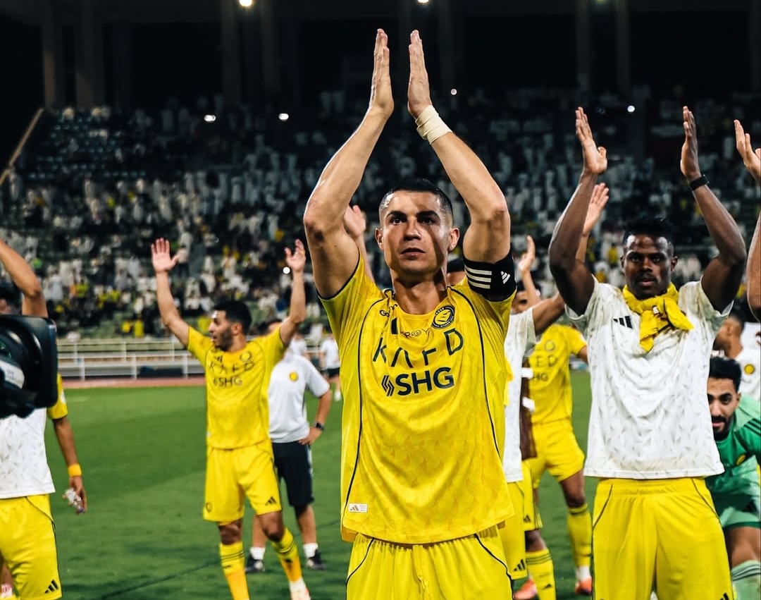 Cristiano Ronaldo merayakan kemenangan Al Nassr saat mengalahkan Al Hazm 2‑0 di Liga Pro Saudi, Minggu dinihari WIB (26/10/2025).(Foto: Instagram @alnassr)