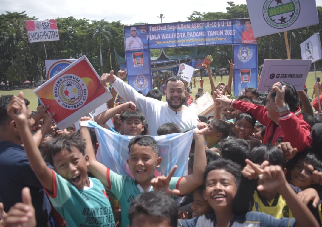 Wali Kota Padang Fadly Amran bersama anak-anak peserta Festival Sepak Bola KU-10 KU-12, Lapangan Imam Bonjol, 26 Oktober 2025. (Foto: Prokopim)